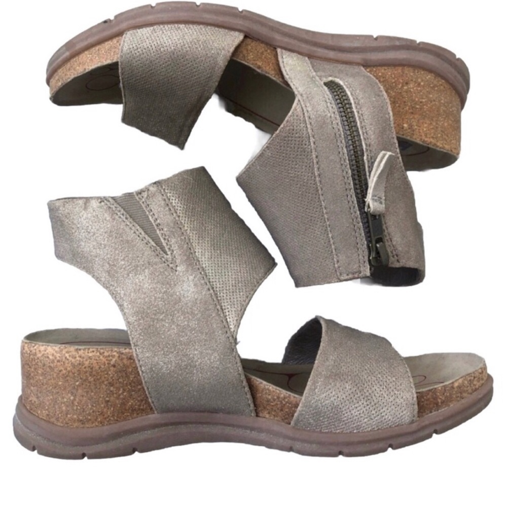 Bionica Metallic Leather Wedge Sandals. Size 8.